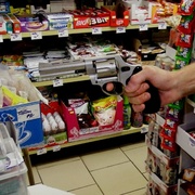 Loupež na čerpací stanici, pachatel unikal taxíkem