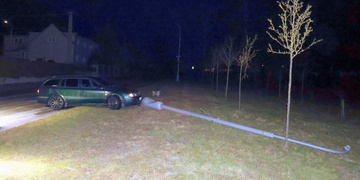 Auto vyvrátilo sloup lampy