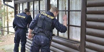 Vykradli tři chaty najednou, dostali je při odchodu