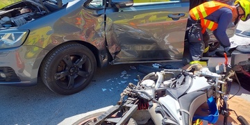 Řidička nedala přednost mladému motorkáři