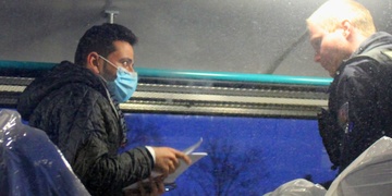 Řidiče kamionů obvinili a cizince odvážejí z Plzně