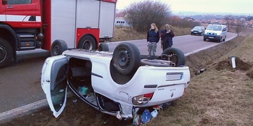 V Záluží všechny složky IZS zasahují u převráceného vozu