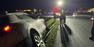 Auto po střetu zůstalo viset na svodidlech