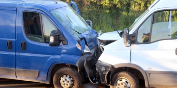 Čelní střet dodávek uzavřel silnici