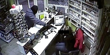 Přepadl pumpu s pistolí, do šesti hodin ho dopadli, ale na vazbu nešel