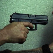 "Zastřelím tě!" křičel útočník s pistolí
