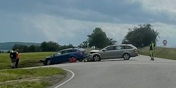 Čelní střet vozů, na místě jsou čtyři zranění včetně dvou dětí