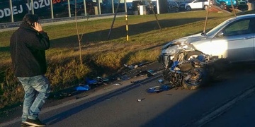 Motorkář se dnes ve čtyři hodiny odpoledne podruhé narodil