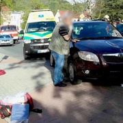 Senior doslova smetl skupinu lidí z přechodu