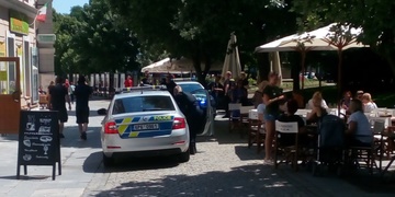 Kvůli loku vína začal muže škrtit