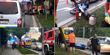 Motorkář narazil do stojícího auta