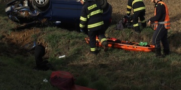 Dvě vážné dopravní nehody, startuje vrtulník LZS