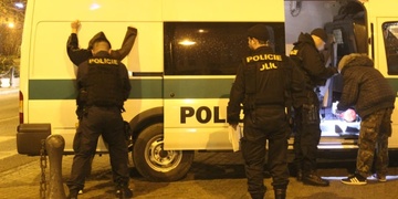Policejní razie v centru města – policisté nešetřili nikoho