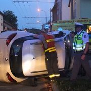 Náraz auto převrátil na bok, na místě je několik zraněných