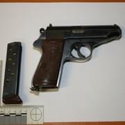 Nejdřív ho vybrzdil a pak ho ještě ohrožoval pistolí
