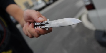 Dvě loupeže s nožem během jednoho víkendu! Obě má na svědomí jeden pachatel a již je bezpečně za katrem – díky statečnosti dvou mužů z Rokycan