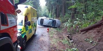 Řidička se s autem převrátila na bok