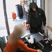 V ruce pistoli a na teplácích ACAB