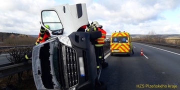 Dodávka se převrátila na dálnici