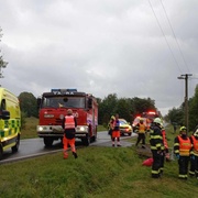 Vozidlo vyletělo z vozovky, narazilo do mostku a převrátilo se na střechu