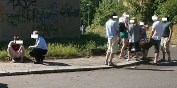 Opilá „maminka“ převrhla kočárek i s dítětem