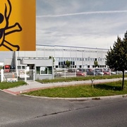 Mladíkovi v ruce vybuchla láhev s kyselinou, je těžce zraněný