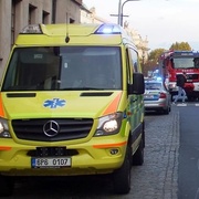 Auto srazilo chlapce před školou
