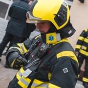 Chytré zásahové obleky hasičů vyvíjené v Plzni jdou do služby