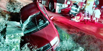 Auto skončilo v betonovém mostku