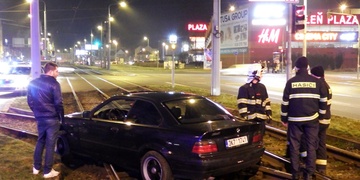 Rekordmanem v jízdě po kolejích se stává řidič BMW