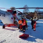 Žena si na ledě zranila páteř, letěl pro ni vrtulník