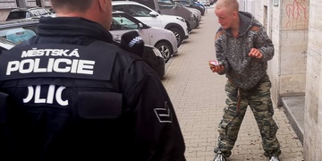 Nakálel si do kalhot a pak vyhrožoval lahví