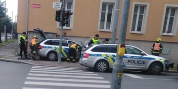 Tři nabouraná policejní auta a několik civilních
