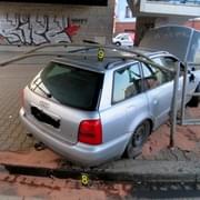 Opilec nezvládl zatáčku, poškodil auto, zábradlí i sebe
