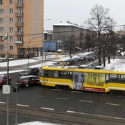 Srážka tramvaje s osobním autem