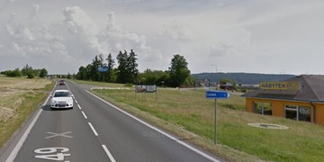 U Losiné klackem ničil auta