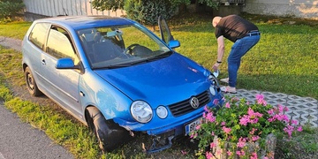 Opilý řidič smetl květinovou výzdobu před hřbitovem