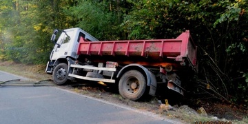 Opil se tak, že za jízdy s náklaďákem usnul a havaroval
