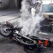 Střet motorky s autem skončil požárem