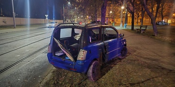 Sedmnáctiletý řidič nezvládl řízení a s vozidlem narazil do stromu