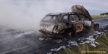 Požár auto zcela zničil
