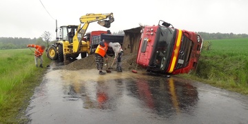 Převrácený náklaďák, čelní střet a hromadná nehoda na dálnici