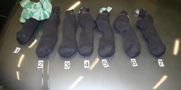 Drogy měli v ponožkách, policisté zajistili téměř 2,5 kilo materiálu