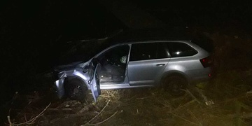 Vozidlo prorazilo zábradlí mostu a skončilo ve strouze