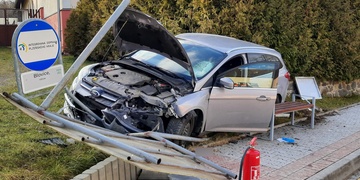 Osobní vozidlo doslova smetlo autobusovou zastávku