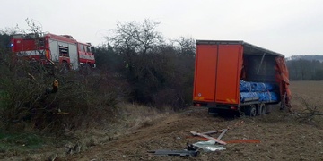 S nákladním vozem vyjel řidič ze silnice