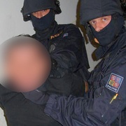Téměř třicetkrát trestaný recidivista vyhrožoval pětasedmdesátileté ženě zastřelením či vyhozením z okna