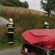 Elektrický výboj z transformátoru zapálil křoví