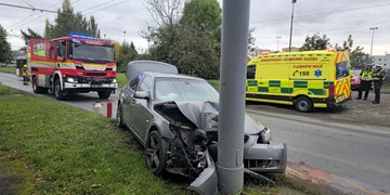 V Lobezské narazilo auto do sloupu trakčního vedení