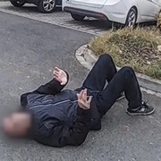 Silně opilý muž si ustlal uprostřed chodníku